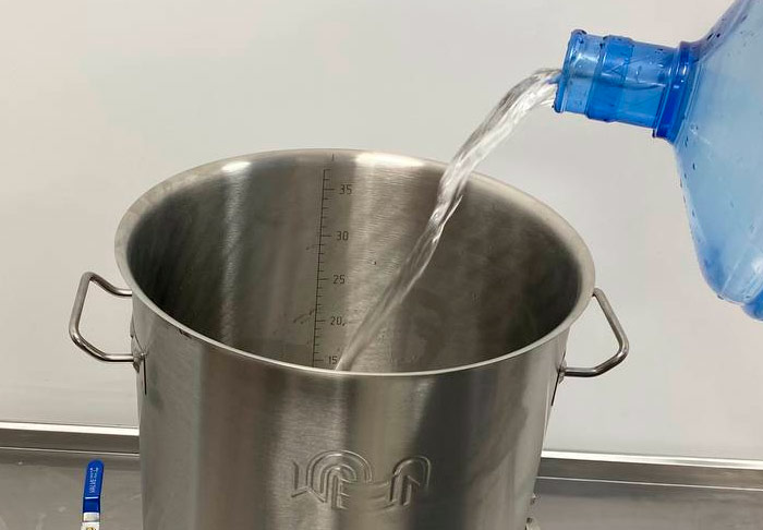 Заливаем в котел воду